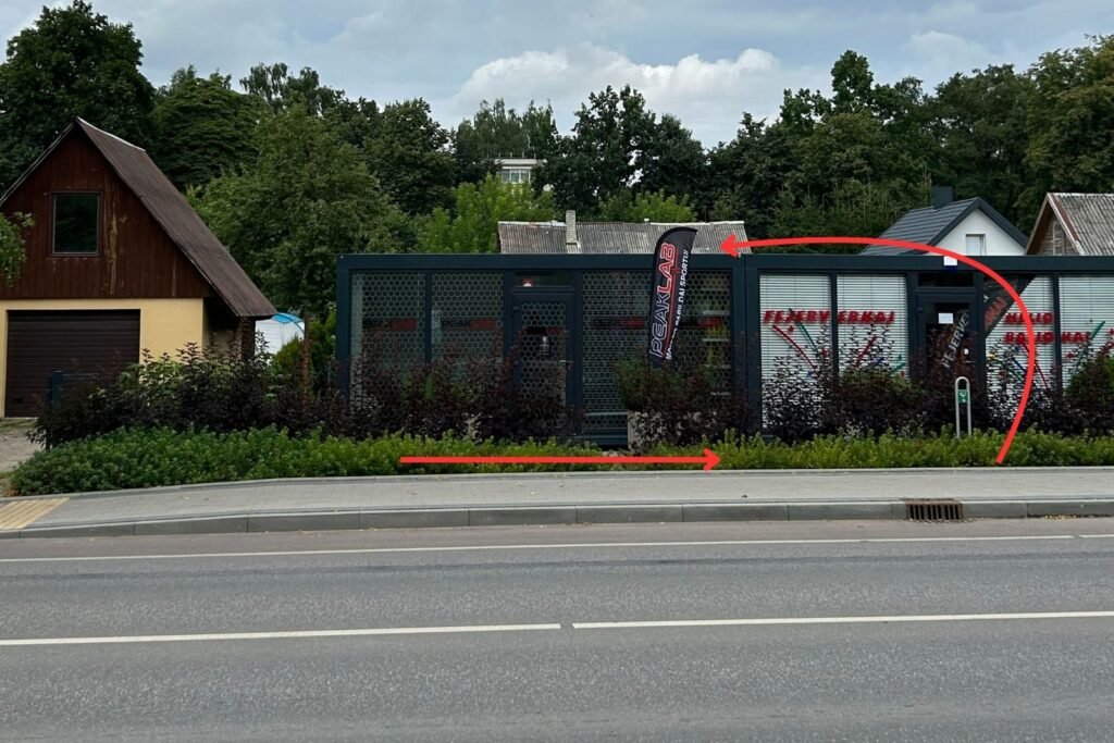 Tamsių konteinerių kompleksas, matomas iš Vasario 16-osios gatvės