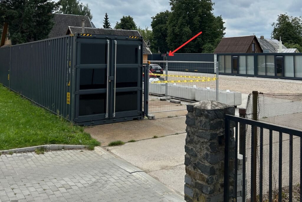 Įvažiavimas į konteinerių kiemą pro vartus su užkarda
